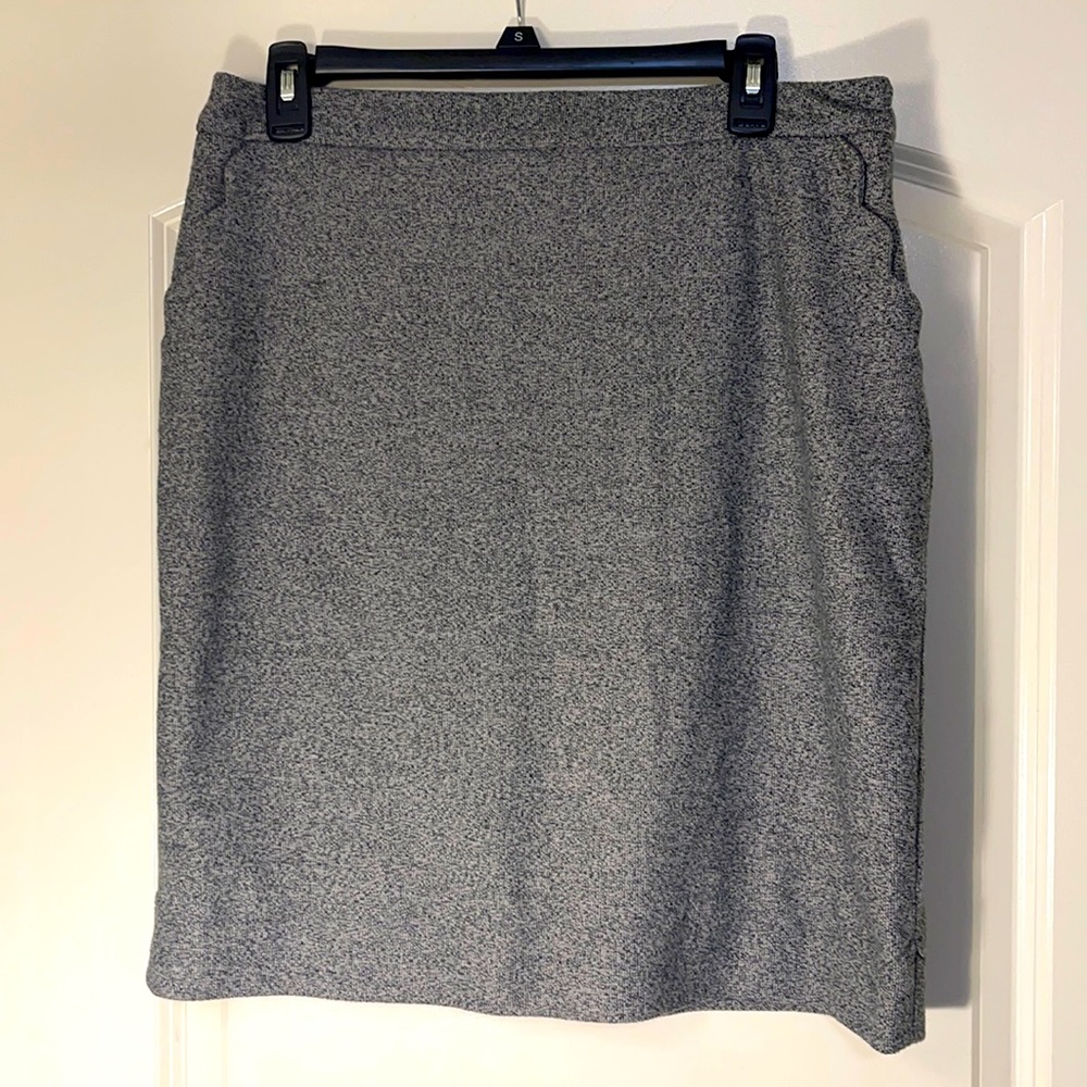 Size large Truly Poppy knee length skirt WITH POCKETS--great for the office!